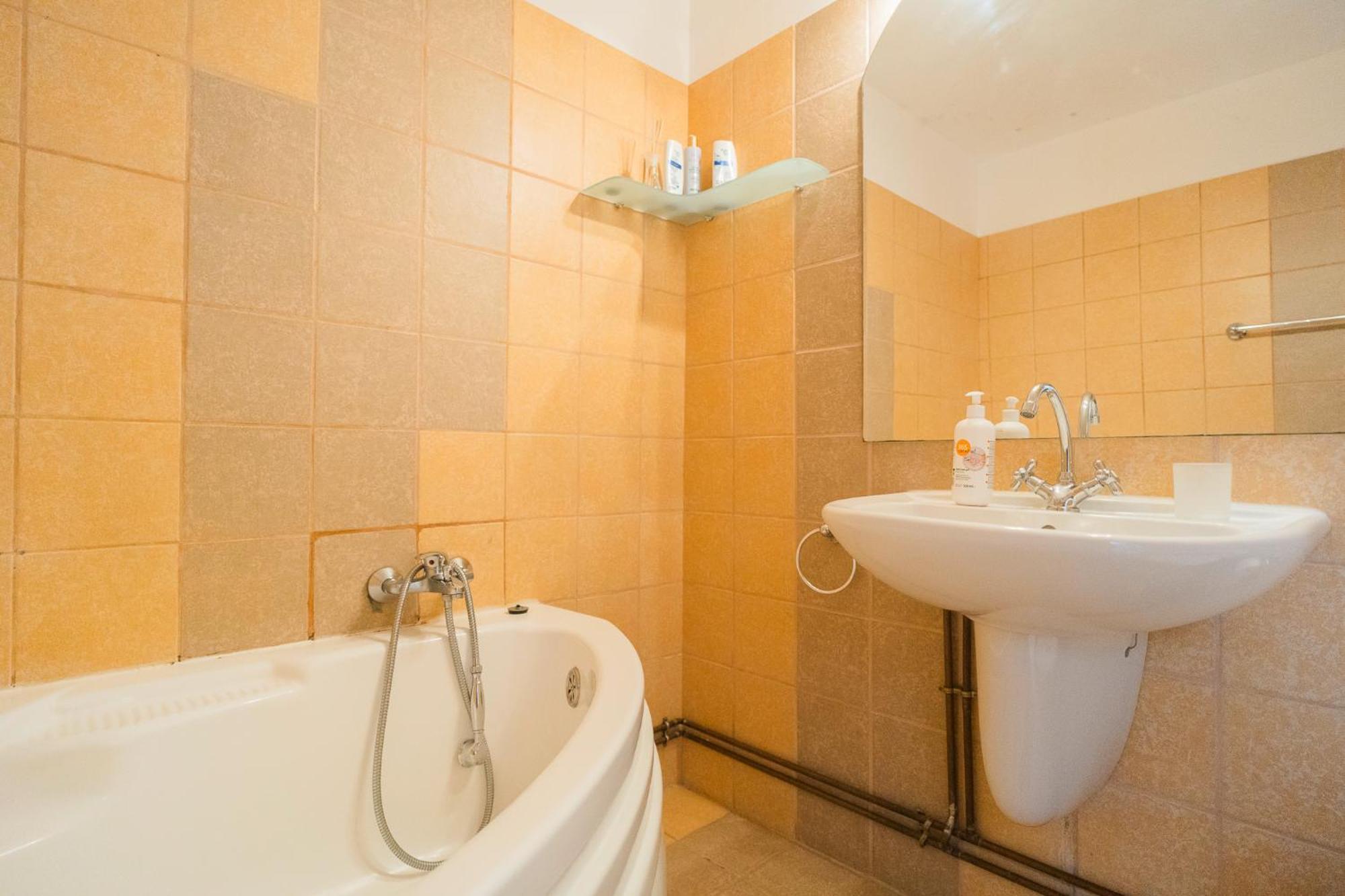 Rustic & Spacious 3Br Apartment Bukares Bagian luar foto