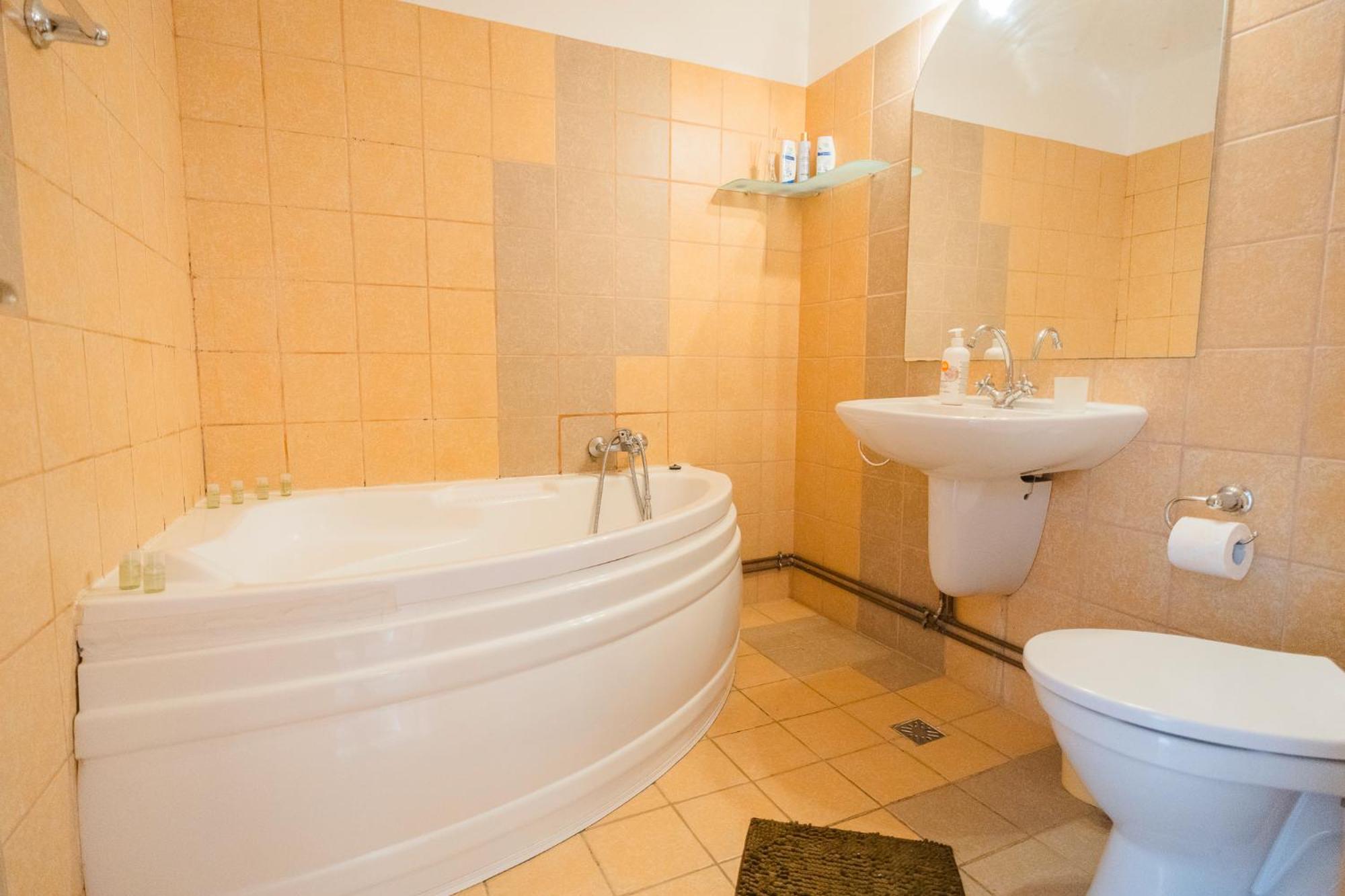 Rustic & Spacious 3Br Apartment Bukares Bagian luar foto